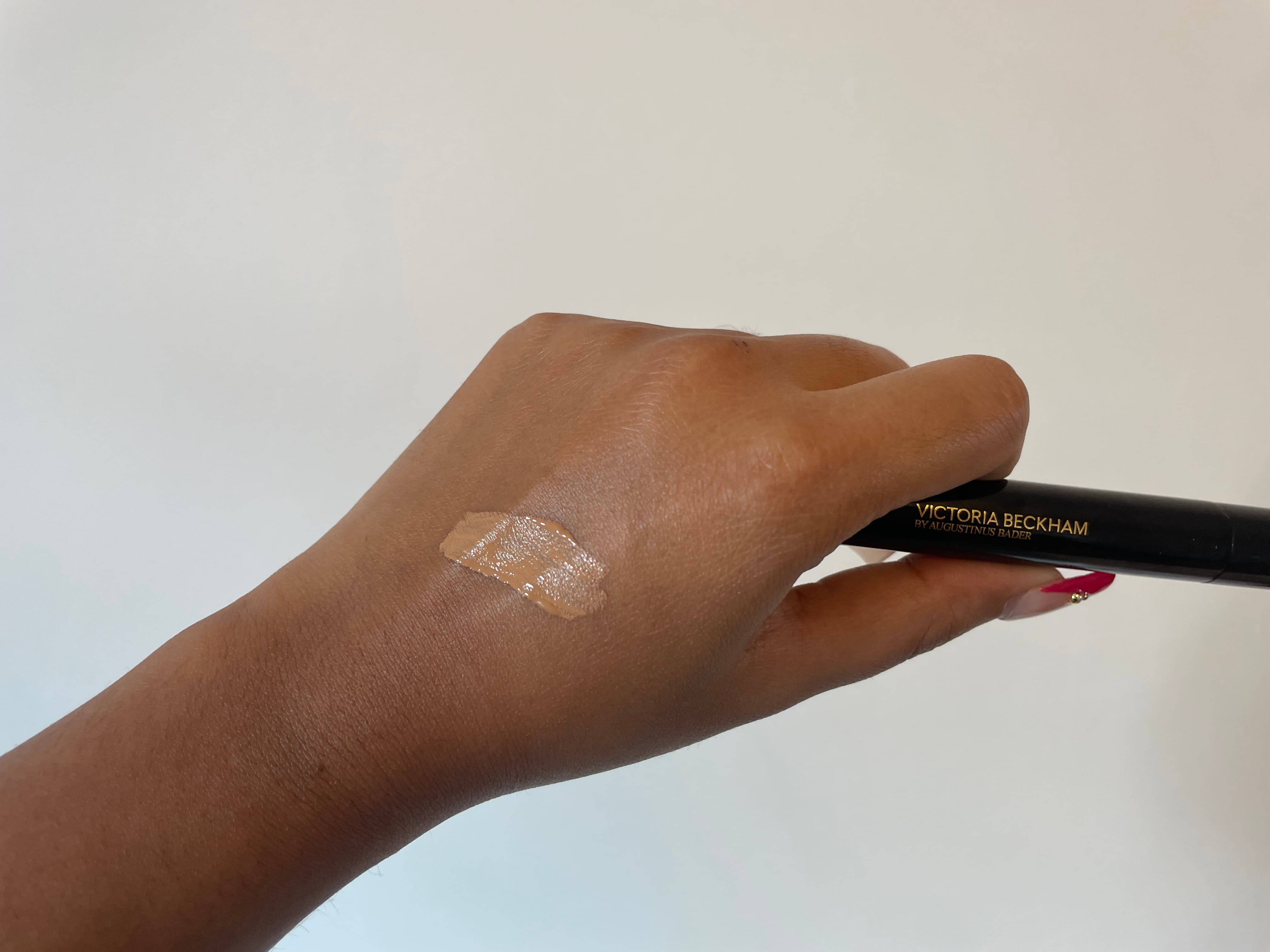 Swatch of Victoria Beckham Beauty The Concealer Pen in M1 Swatch of Victoria Beckham Beauty The Concealer Pen in M1